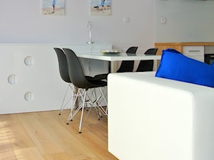 Osiedle Wesoła 2 - Mała biała jadalnia w salonie w kuchni, styl nowoczesny - zdjęcie od Justyna Lewicka Design
