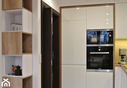 Mieszkanie w Krakowie 2+2 - Mała zamknięta biała z zabudowaną lodówką z lodówką wolnostojącą z nablatowym zlewozmywakiem kuchnia w kształcie litery l, styl nowoczesny - zdjęcie od Justyna Lewicka Design