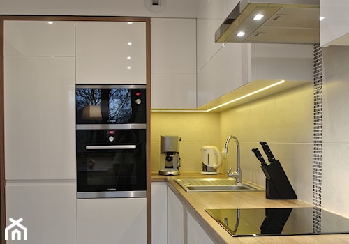 Mieszkanie w Krakowie 2+2 - Mała biała z zabudowaną lodówką z nablatowym zlewozmywakiem kuchnia w kształcie litery l, styl nowoczesny - zdjęcie od Justyna Lewicka Design