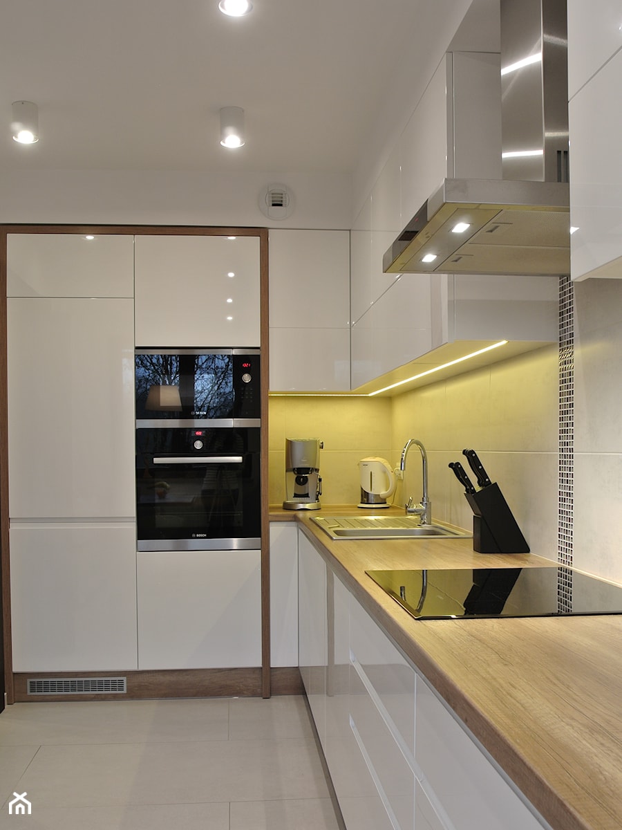 Mieszkanie w Krakowie 2+2 - Mała biała z zabudowaną lodówką z nablatowym zlewozmywakiem kuchnia w kształcie litery l, styl nowoczesny - zdjęcie od Justyna Lewicka Design