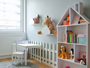 Mieszkanie w centrum Krakowa - Mały szary pokój dziecka dla dziecka dla dziewczynki, styl skandynawski - zdjęcie od Justyna Lewicka Design
