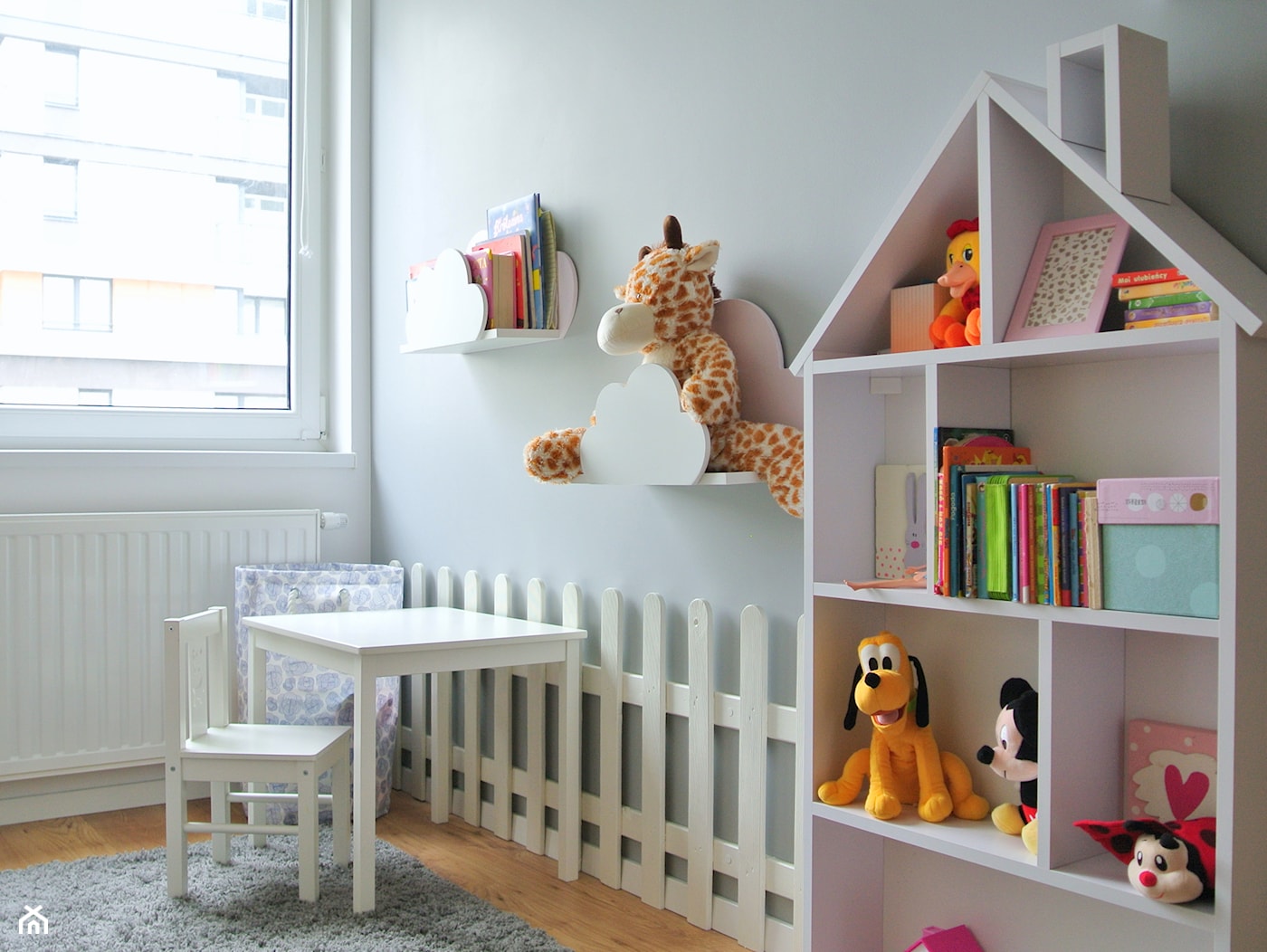 Mieszkanie w centrum Krakowa - Mały szary pokój dziecka dla dziecka dla dziewczynki, styl skandynaw ... - zdjęcie od Justyna Lewicka Design - Homebook