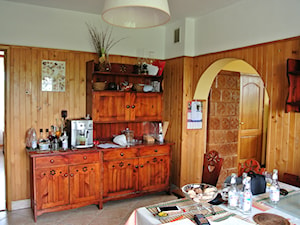 Kuchna na wsi. - Duża otwarta z salonem żółta kuchnia jednorzędowa, styl rustykalny - zdjęcie od Justyna Lewicka Design