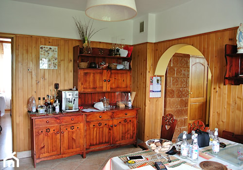 Kuchna na wsi. - Duża otwarta z salonem żółta kuchnia jednorzędowa, styl rustykalny - zdjęcie od Justyna Lewicka Design