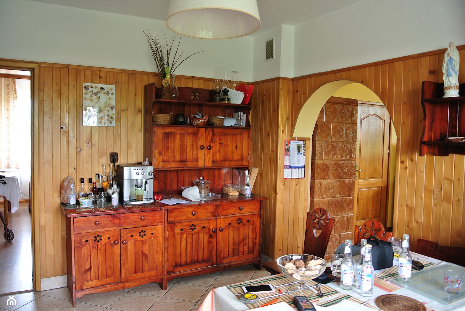 Kuchna na wsi. - Duża otwarta z salonem żółta kuchnia jednorzędowa, styl rustykalny - zdjęcie od Justyna Lewicka Design - Homebook
