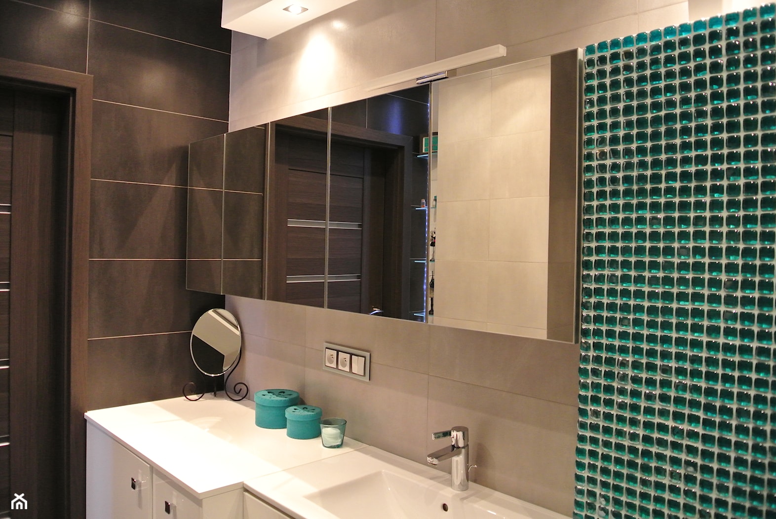 Turkusowa łazienka - Bez okna z punktowym oświetleniem łazienka, styl nowoczesny - zdjęcie od Justyna Lewicka Design - Homebook