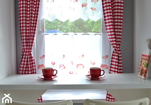 Kuchnia z czerwienią - Mała biała jadalnia w salonie w kuchni jako osobne pomieszczenie, styl rust ... - zdjęcie od Justyna Lewicka Design