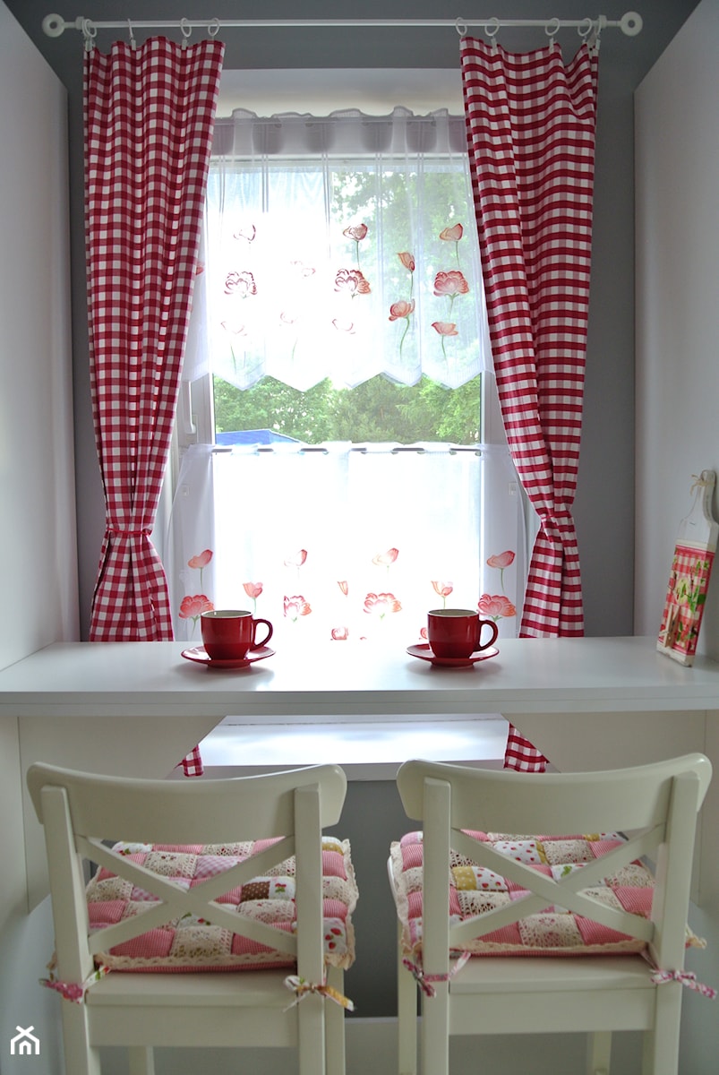 Kuchnia z czerwienią - Mała biała jadalnia w salonie w kuchni jako osobne pomieszczenie, styl rustykalny - zdjęcie od Justyna Lewicka Design