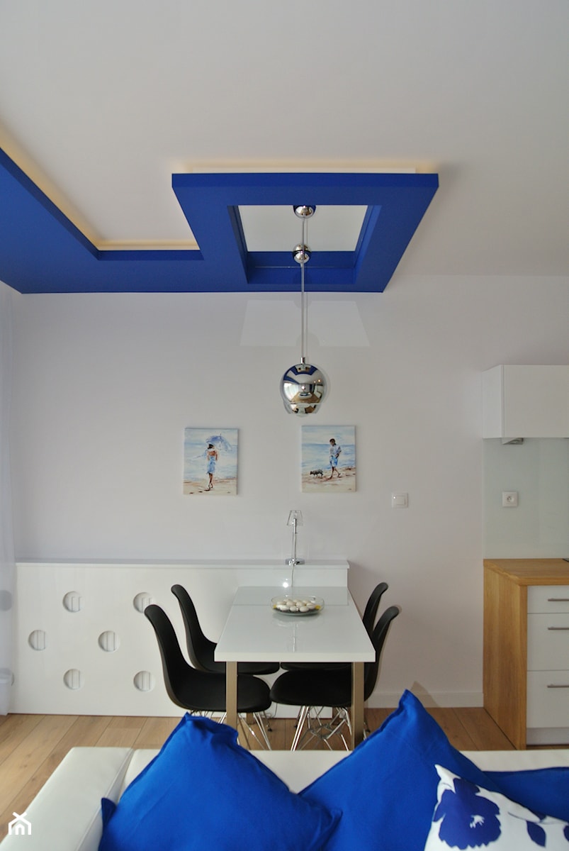 Osiedle Wesoła 2 - Średnia biała jadalnia w salonie, styl nowoczesny - zdjęcie od Justyna Lewicka Design