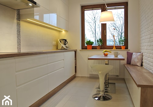 Mieszkanie w Krakowie 2+2 - Mała zamknięta biała z zabudowaną lodówką kuchnia jednorzędowa z oknem, styl nowoczesny - zdjęcie od Justyna Lewicka Design