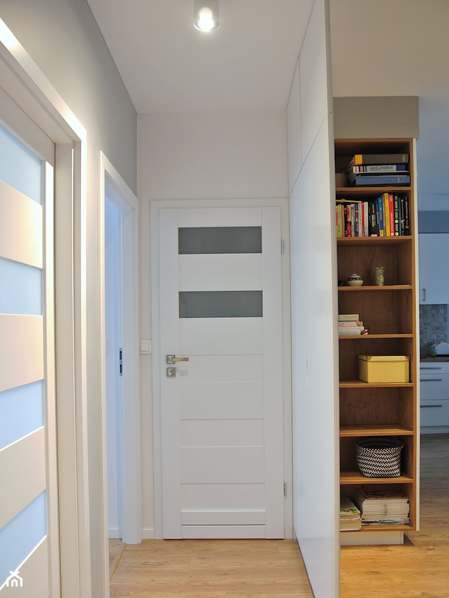 Mieszkanie w centrum Krakowa - Mały biały hol / przedpokój, styl skandynawski - zdjęcie od Justyna Lewicka Design
