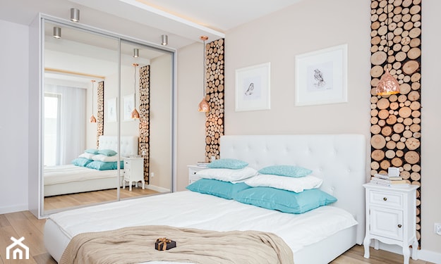 turkusowe poduszki, białe łóżko, drewniana podłoga, szafa z lustrem