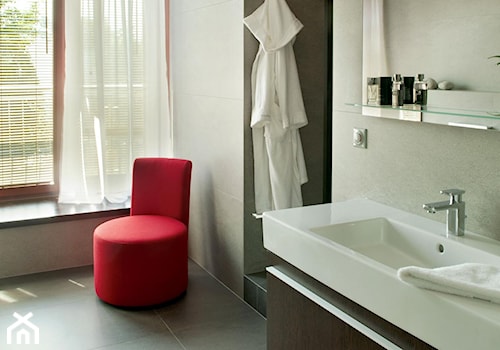 Apartament modernistyczny - Średnia z lustrem z punktowym oświetleniem łazienka z oknem, styl nowoczesny - zdjęcie od CKTprojekt