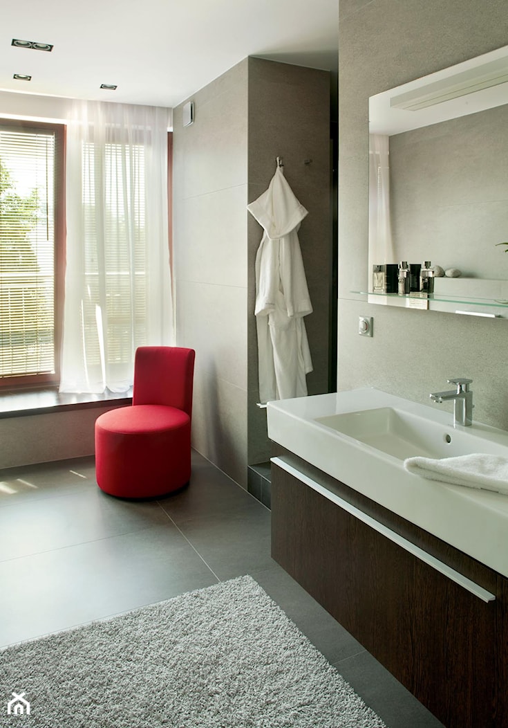 Apartament modernistyczny - Średnia z lustrem z punktowym oświetleniem łazienka z oknem, styl nowoczesny - zdjęcie od CKTprojekt - Homebook