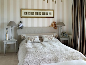 Dom glamour Wrocław - Średnia beżowa biała sypialnia, styl glamour - zdjęcie od CKTprojekt