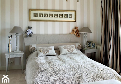 Dom glamour Wrocław - Średnia beżowa biała sypialnia, styl glamour - zdjęcie od CKTprojekt