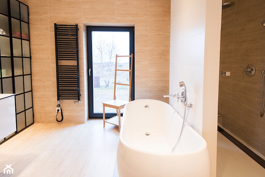 Island - Średnia na poddaszu łazienka z oknem, styl tradycyjny - zdjęcie od Concept JO ANA
