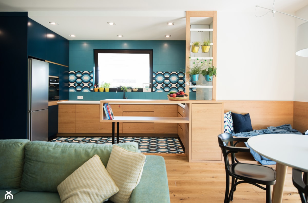 Wakacje w Mikołlowie - Średnia otwarta z salonem z kamiennym blatem niebieska z zabudowaną lodówką kuchnia w kształcie litery g z oknem, styl nowoczesny - zdjęcie od Concept JO ANA - Homebook