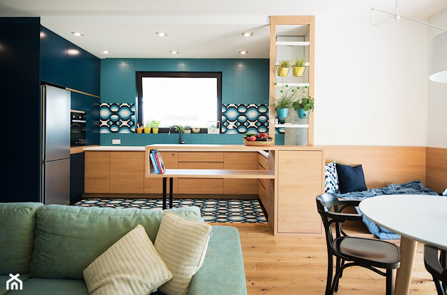 Wakacje w Mikołlowie - Średnia otwarta z salonem z kamiennym blatem niebieska z zabudowaną lodówką kuchnia w kształcie litery g z oknem, styl nowoczesny - zdjęcie od Concept JO ANA