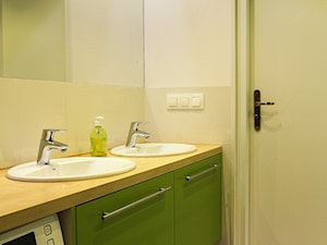ZIELONA ŁAZIENKA - Średnia bez okna z pralką / suszarką z dwoma umywalkami łazienka, styl nowoczesny - zdjęcie od NIESKROMNE PROGI