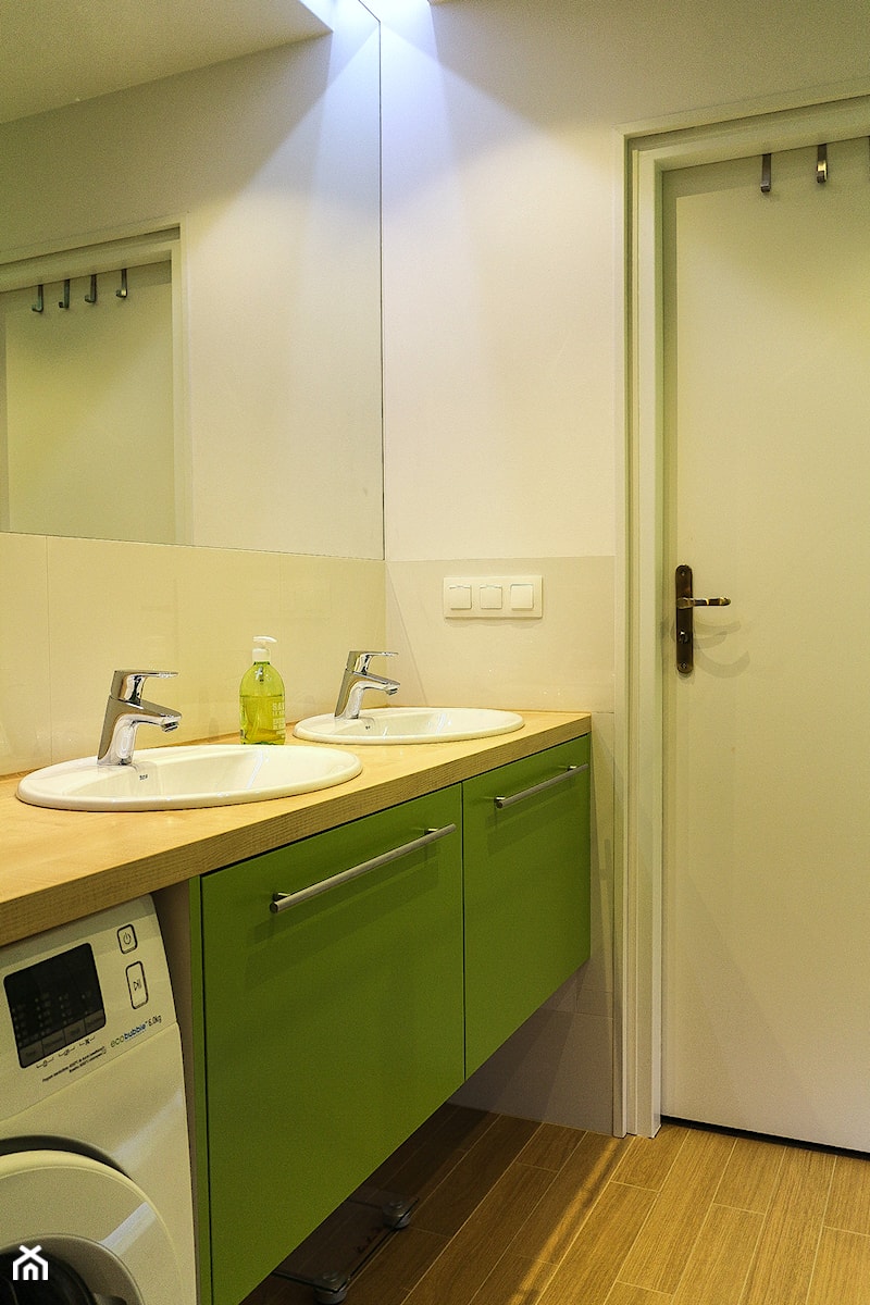 ZIELONA ŁAZIENKA - Średnia bez okna z pralką / suszarką z dwoma umywalkami łazienka, styl nowoczesny - zdjęcie od NIESKROMNE PROGI