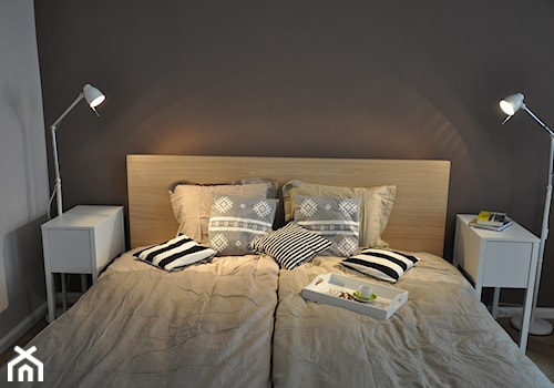 JÓZEFA / wielka metamorfoza - Średnia biała szara sypialnia, styl skandynawski - zdjęcie od NIESKROMNE PROGI
