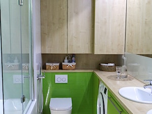 ZIELONA ŁAZIENKA - Mała bez okna z pralką / suszarką z dwoma umywalkami łazienka, styl nowoczesny - zdjęcie od NIESKROMNE PROGI