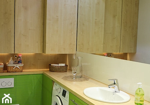 ZIELONA ŁAZIENKA - Mała na poddaszu bez okna z pralką / suszarką z dwoma umywalkami łazienka, styl nowoczesny - zdjęcie od NIESKROMNE PROGI
