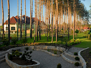 Ogród przy Hotelu Rado - Ogród, styl tradycyjny - zdjęcie od Ogrody Mielec