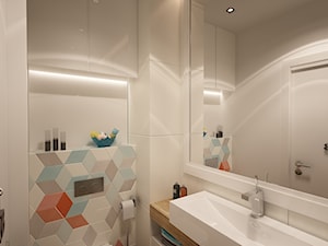Mała łazienka z kolorowym akcentem - zdjęcie od ARTINSIDE