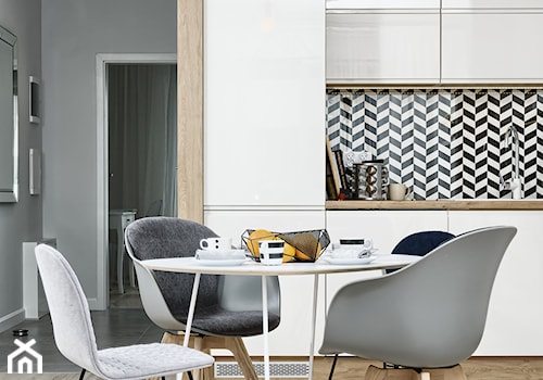 Mieszkanie pokazowe - Średnia otwarta z salonem szara z zabudowaną lodówką kuchnia jednorzędowa, styl skandynawski - zdjęcie od Q2Design