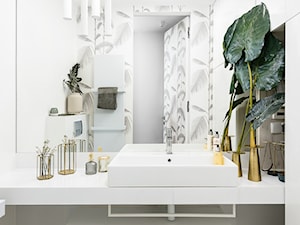 Łazienka minimalistki - Mała bez okna z lustrem z marmurową podłogą łazienka, styl minimalistyczny - zdjęcie od Q2Design