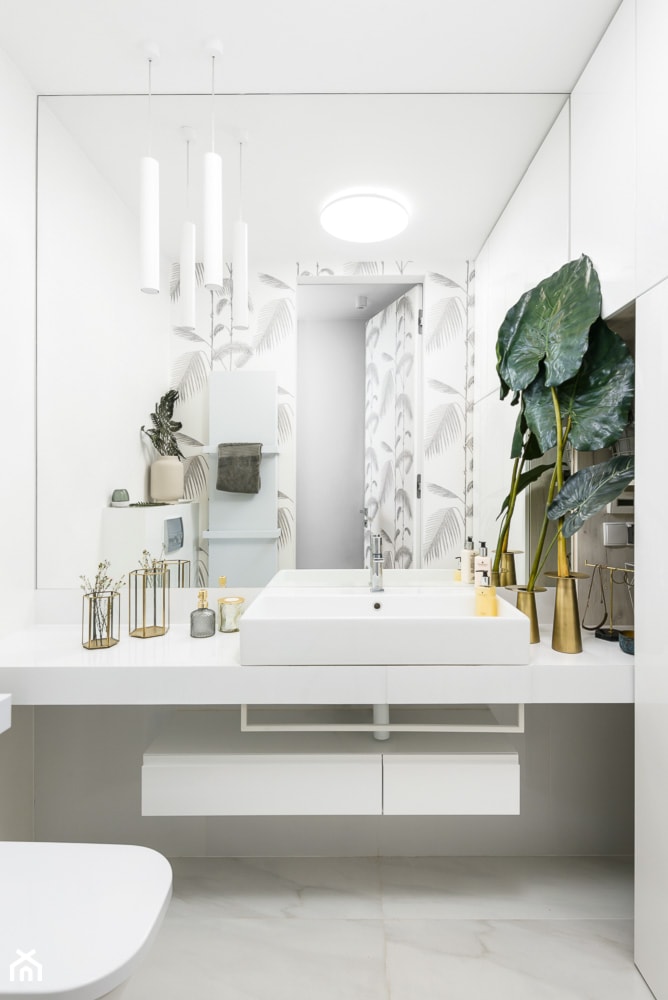 Łazienka minimalistki - Mała bez okna z lustrem z marmurową podłogą łazienka, styl minimalistyczny - zdjęcie od Q2Design
