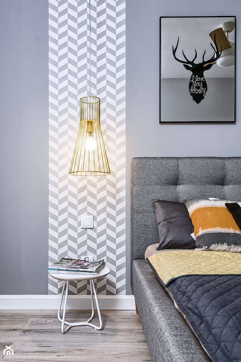 Mieszkanie pokazowe - Średnia biała szara sypialnia, styl skandynawski - zdjęcie od Q2Design