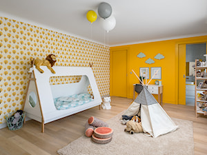 Pokój małej optymistki - Średni żółty pokój dziecka dla dziecka dla chłopca dla dziewczynki, styl nowoczesny - zdjęcie od Q2Design