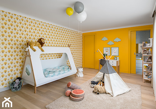 Pokój małej optymistki - Średni żółty pokój dziecka dla dziecka dla chłopca dla dziewczynki, styl nowoczesny - zdjęcie od Q2Design