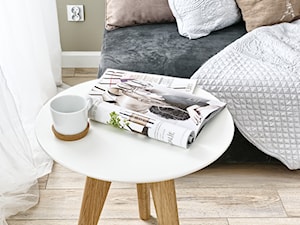 Mieszkanie pokazowe - Średnia beżowa sypialnia, styl skandynawski - zdjęcie od Q2Design