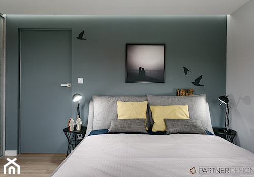 Średnia szara zielona sypialnia, styl skandynawski - zdjęcie od Q2Design