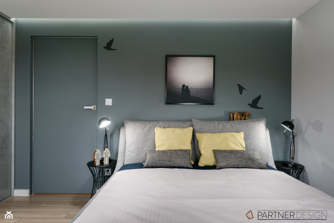 Średnia szara zielona sypialnia, styl skandynawski - zdjęcie od Q2Design - Homebook