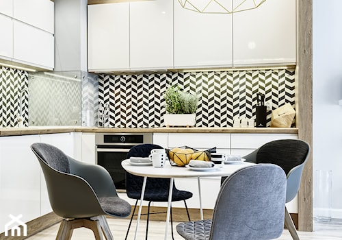 Mieszkanie pokazowe - Średnia z salonem z zabudowaną lodówką kuchnia w kształcie litery l, styl skandynawski - zdjęcie od Q2Design