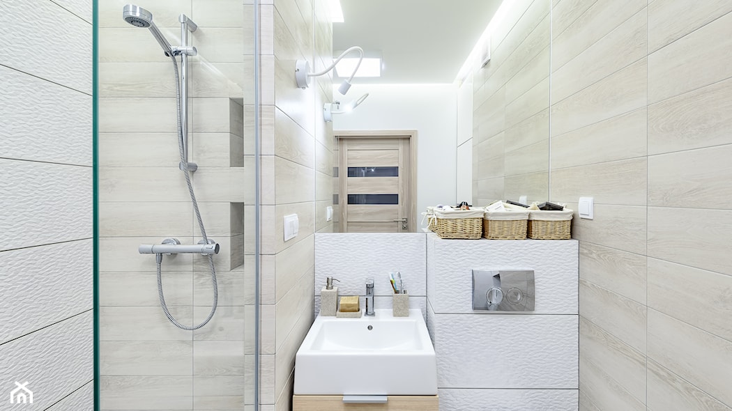 niewielka łazienka w bloku, styl minimalistyczny