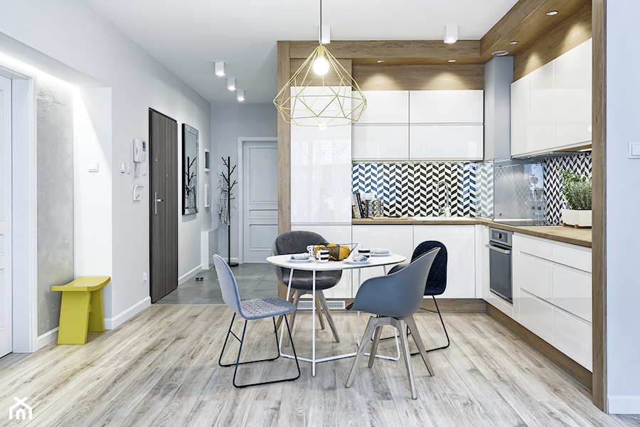 Mieszkanie pokazowe - Średnia otwarta biała z zabudowaną lodówką kuchnia w kształcie litery l, styl skandynawski - zdjęcie od Q2Design