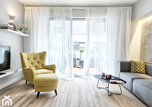 Mieszkanie pokazowe - Średni biały szary salon z tarasem / balkonem, styl skandynawski - zdjęcie od Q2Design