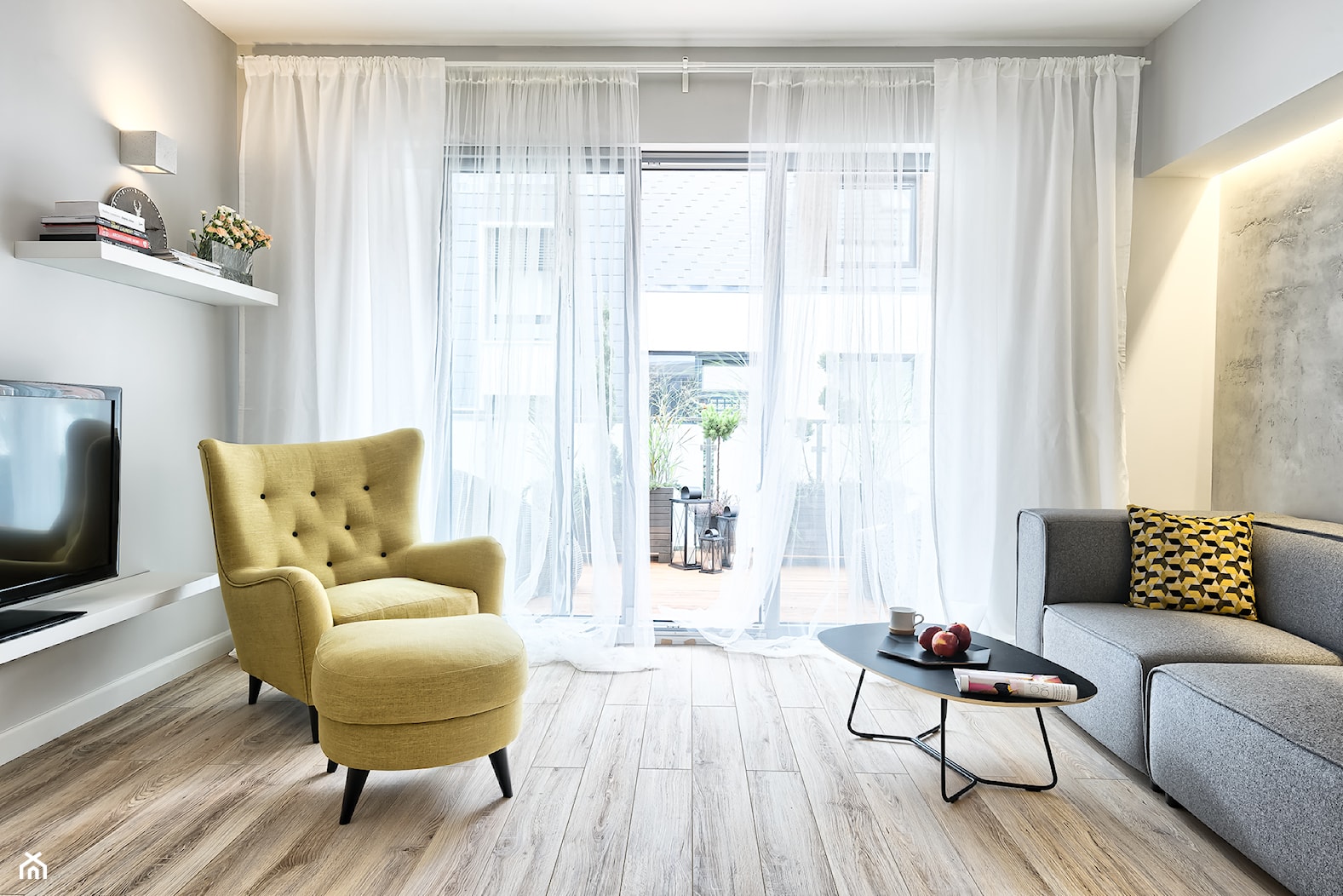 Mieszkanie pokazowe - Średni biały szary salon z tarasem / balkonem, styl skandynawski - zdjęcie od Q2Design - Homebook