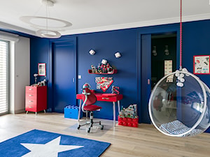 Pokój małego astronauty - Duży biały niebieski pokój dziecka dla dziecka dla chłopca - zdjęcie od Q2Design