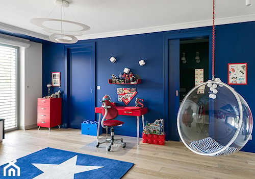 Pokój małego astronauty - Duży biały niebieski pokój dziecka dla dziecka dla chłopca - zdjęcie od Q2Design