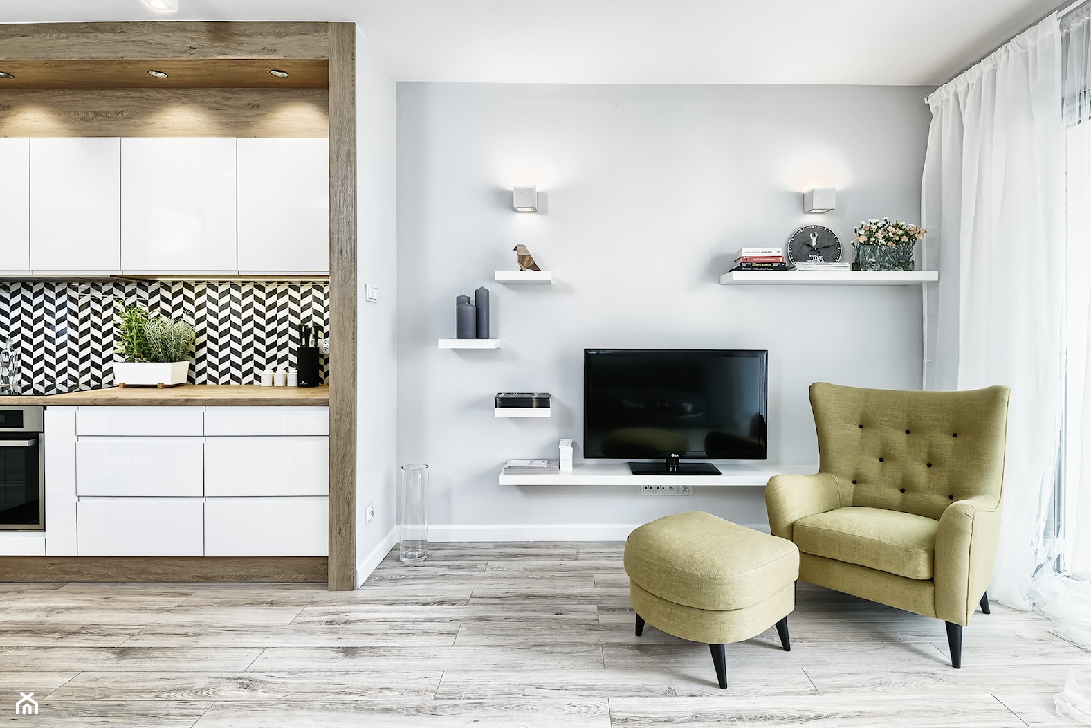 Mieszkanie pokazowe - Średni szary niebieski salon z kuchnią, styl skandynawski - zdjęcie od Q2Design - Homebook