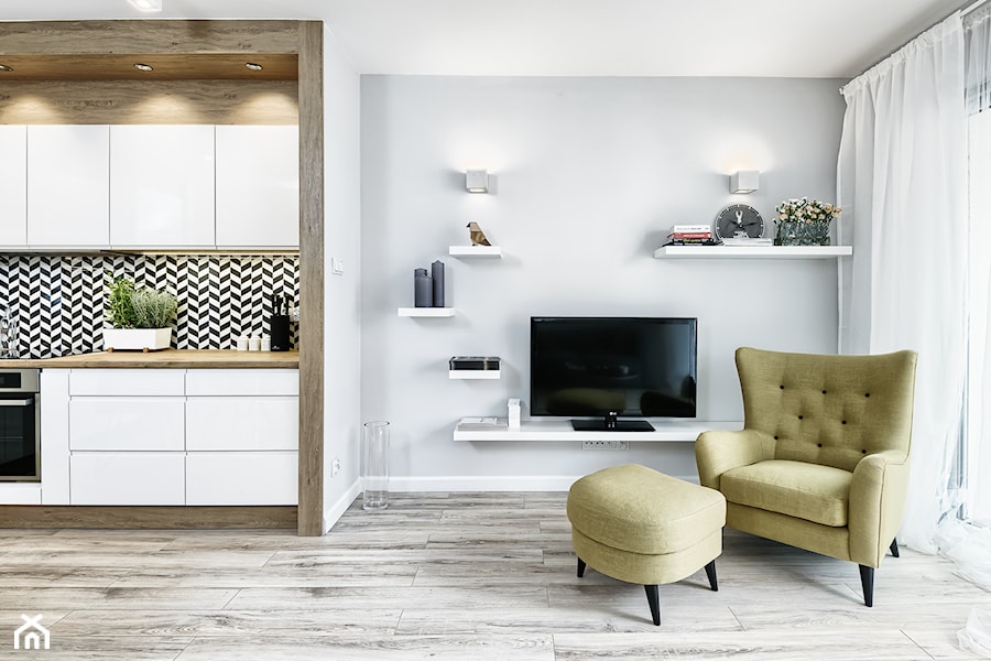Mieszkanie pokazowe - Średni niebieski szary salon z kuchnią, styl skandynawski - zdjęcie od Q2Design