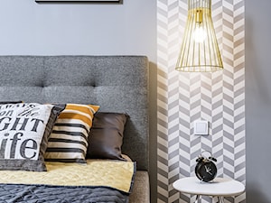 Mieszkanie pokazowe - Średnia biała szara sypialnia, styl skandynawski - zdjęcie od Q2Design