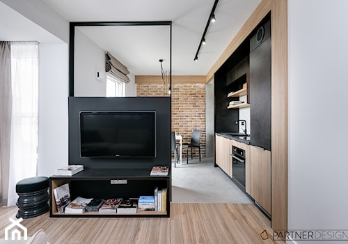 Biały czarny salon z kuchnią z jadalnią z tarasem / balkonem, styl industrialny - zdjęcie od Q2Design